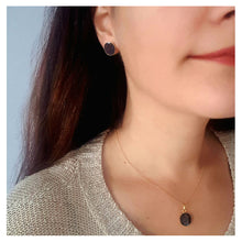 Charger l'image dans la galerie, Collier plaque or et cuir de saumon