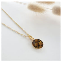 Charger l'image dans la galerie, Collier plaque or et cuir de saumon