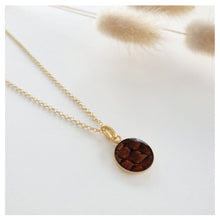 Charger l'image dans la galerie, Collier plaque or et cuir de saumon